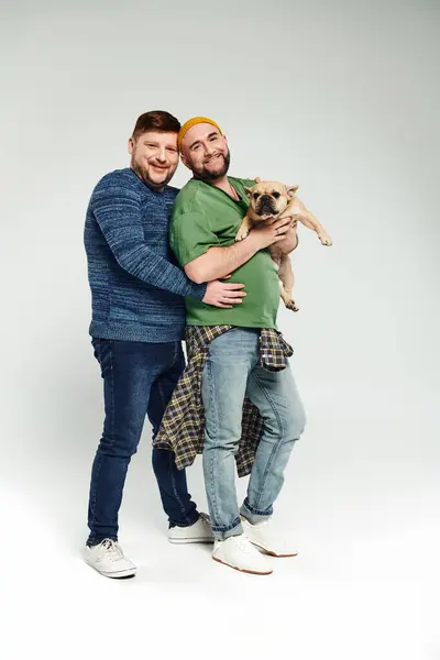 Una Pareja Gay Amorosa Pie Juntos Sosteniendo Bulldog Francés — Foto de Stock