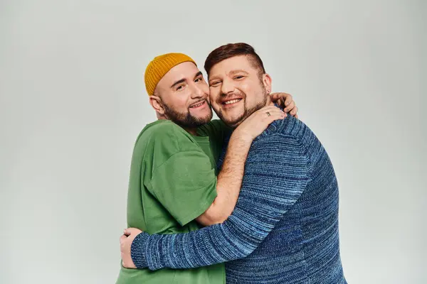 Δύο Άνδρες Αγκαλιάζονται Θερμά Ένα Λευκό Φόντο — Φωτογραφία Αρχείου