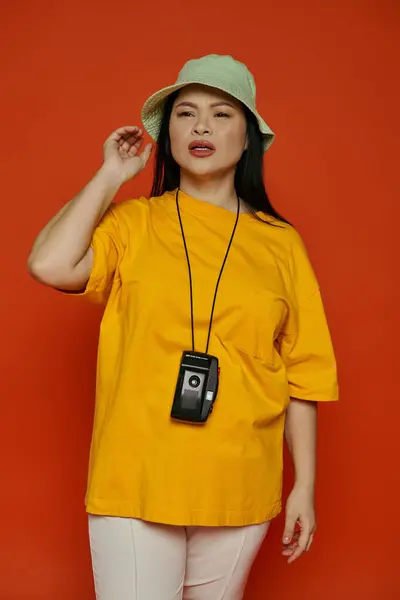 Una Mujer Asiática Posando Estudio Con Una Camisa Amarilla Sombrero — Foto de Stock
