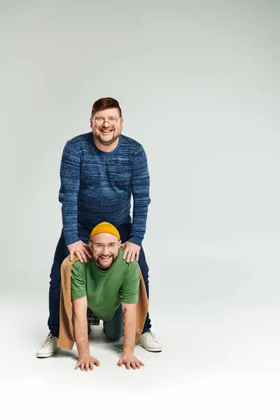 Twee Mannen Die Speelse Acrobatiek Bedrijven Stockafbeelding