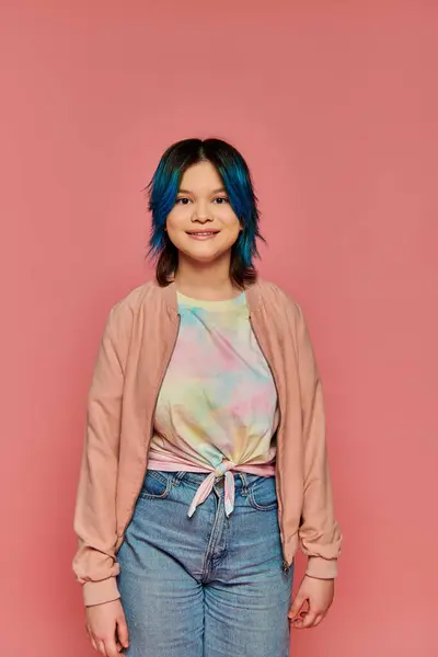 一个蓝头发的女孩自信地站在明亮的粉红墙上 — 图库照片