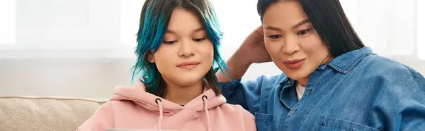 Asiatisk Mor Och Hennes Tonårsdotter Med Blått Hår Tillsammans Hemma — Stockfoto