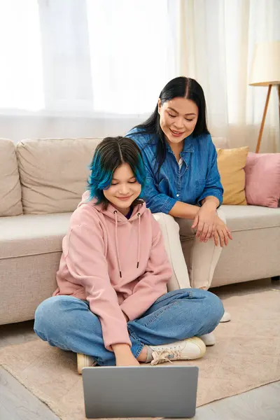 Asian Mother Sits Floor Her Teenage Daughter Who Focused Laptop — Stock Photo, Image