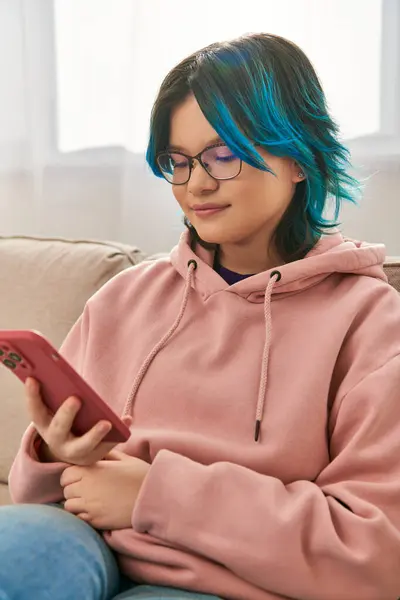 Asian Girl Blue Hair Sit Comfortably Couch Enjoying Moment Connection — Foto de Stock