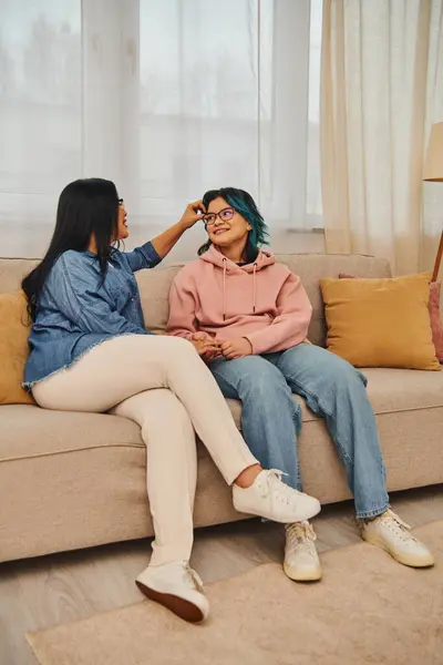身着休闲装的亚洲母亲和女儿坐在舒适的沙发上 展开了热烈的对话 — 图库照片