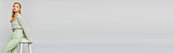 Женщина элегантно прислоняется к стулу.