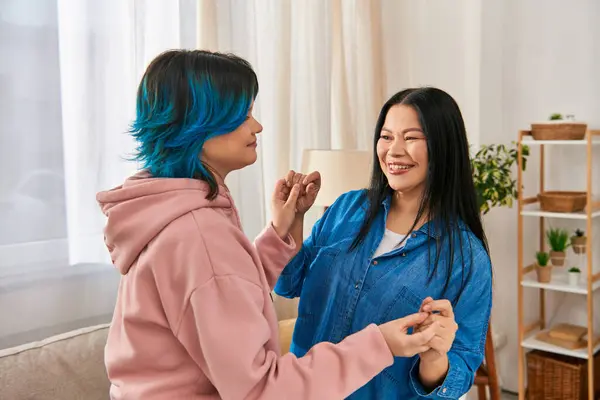 Egy Ázsiai Anya Tinédzser Lánya Együtt Állnak Egy Hangulatos Nappaliban Stock Kép