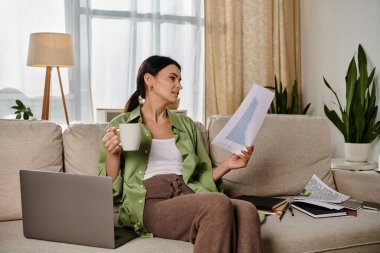 Kanepede oturmuş kahvesini yudumlayan sıradan bir kadın..