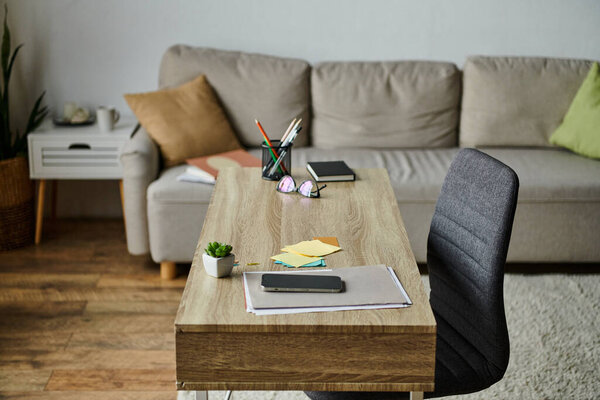 Гостиная со стильным диваном и элегантным столом.