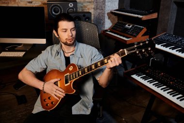 Yetenekli bir adam bir müzik grubu provası sırasında stüdyoda tutkulu bir şekilde elektro gitar çalar..