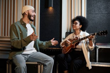 Bir erkek ve kadın tutkuyla bir kayıt stüdyosunda gitar çalıyor, büyüleyici bir müzik yaratıyorlar..