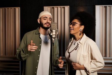 Bir erkek ve bir kadın, bir kayıt stüdyosunda tutkulu bir şekilde şarkı söylüyor ve müzik grubu provaları için güzel ahenkler yaratıyorlar..
