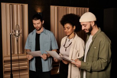 Bir müzik grubu bir kayıt stüdyosunda prova yapıyor, gelecek projelerine hazırlanırken bir arada duruyorlar..