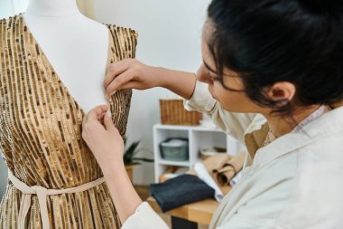 Yetenekli bir kadın, eko-dostça bir yaklaşımla manken gibi giyiniyor..