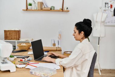 Genç bir kadın kıyafetlerini değiştiriyor, dizüstü bilgisayar kullanıyor, sürdürülebilir moda kavramı.
