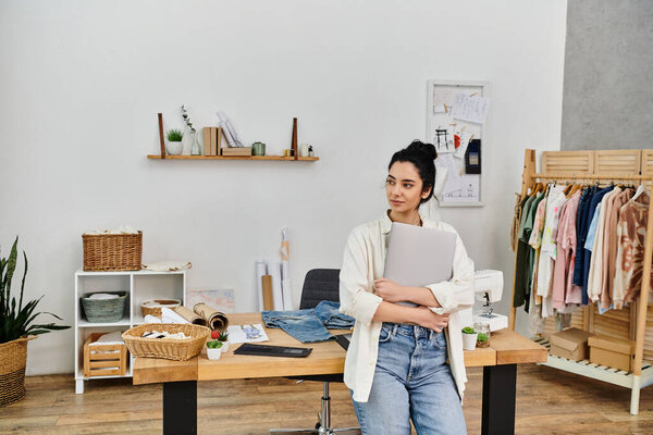 Молодая женщина, экологически чистые, upcycling одежду с ноутбуком.