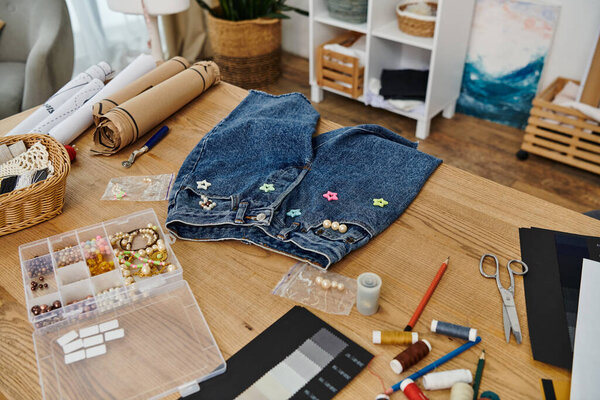 Поверхность одежды на деревянном столе из глины с экологически чистой концепцией.