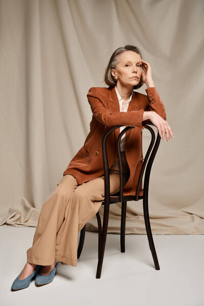 Пожилая женщина, занимающаяся активным отдыхом на стуле.