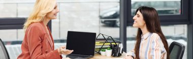 İki iş kadını bir ofis masasında tartışıyorlar..