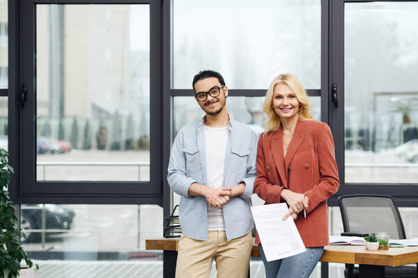 Красивая женщина вступает в разговор с мужчиной во время собеседования.