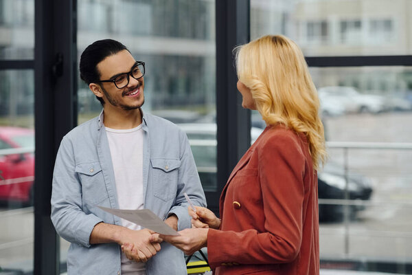 Мужчина и женщина разговаривают в офисе
.