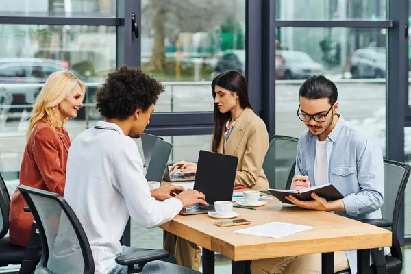 Bir ofis masasında yapılandırılmış bir görüşmeye katılan iş arayanlar.