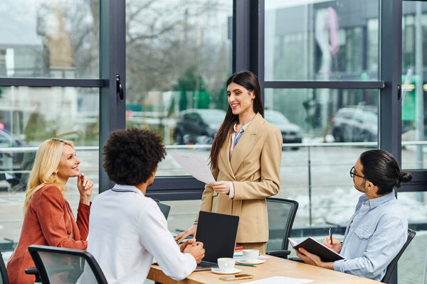 Группа профессионалов бизнеса проводит продуктивную встречу в конференц-зале.