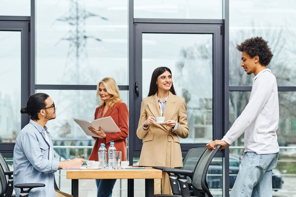 Люди, сидящие за столом в офисе и участвующие в продуктивной дискуссии.