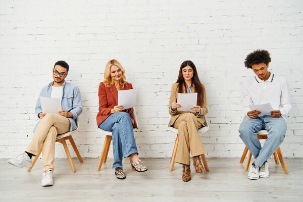 Ряд людей, погруженных в чтение газет.