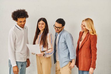 Çeşitli insan grupları bir belgeyi birlikte okumaya daldılar..