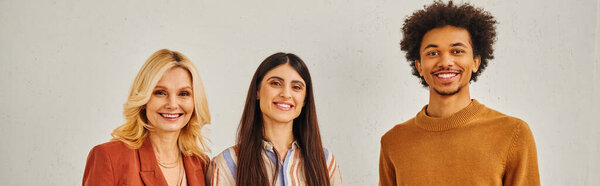 Группа людей различных национальностей и гендерных ярких поз на белом фоне.