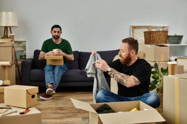 Birbirine aşık eşcinsel bir çift yeni evlerindeki kanepede rahatlar, kutular taşınır, yeni bir başlangıç yaparlar..