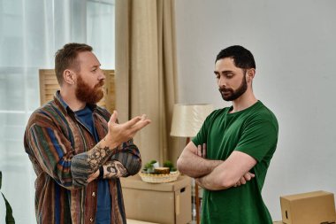 Kutuları taşıyan eşcinseller anlaşmazlık ve yanlış anlaşılmalarla çevrili.