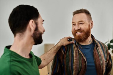 Birbirine aşık eşcinsel çift oturma odasında yan yana durur.