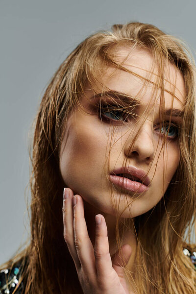 Молодая женщина демонстрирует свои волосы, длинные волосы течет изящно.