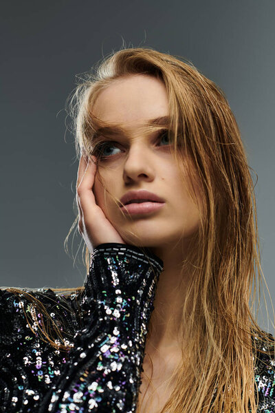 Молодая женщина с длинными светлыми волосами стилизованная привлекательно.