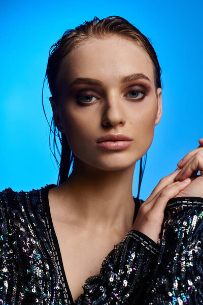 Стильная женщина в черном платье позирует для портрета.