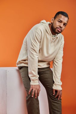 Hareketli arka plana karşı poz veren şık Afrikalı Amerikalı adam.