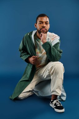 Eli çenesinde oturan şık Afro-Amerikan adam..