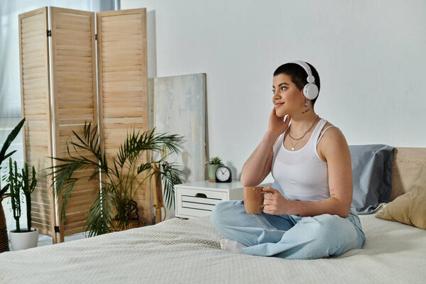 Молодая женщина с короткими волосами расслабляется на кровати, в наушниках, потерявшись в собственном музыкальном мире.