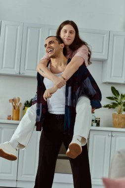 Gündelik bir mutfak ortamında eşcinsel bir çift, samimi bir anda sevgi ve bağ sergiliyorlar..