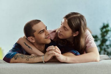 Igbtq çifti rahat bir şekilde kanepede uzanıyorlar..