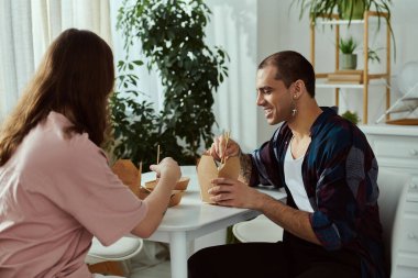 Sıradan bir eşcinsel çift evde yemek yerken masada oturup birbirlerine eşlik ederler..