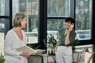 Cep telefonuyla konuşan iki kadın..