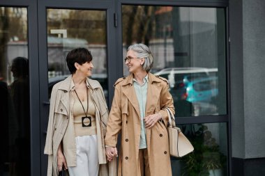 İki zarif lezbiyen işe gitmek için geziniyor..