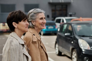 Olgun, güzel lezbiyen çift birlikte sakin bir yürüyüş yapıyorlar..