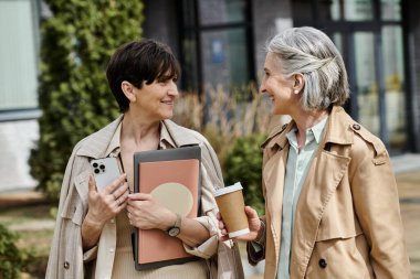 Büyüleyici olgun lezbiyen çift birlikte yürüyorlar..
