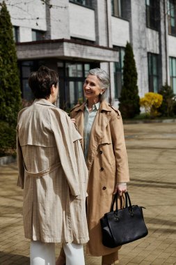 Şehir kaldırımında birlikte gezinen bir çift..