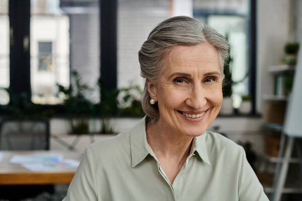 Пожилая женщина в современном офисе.