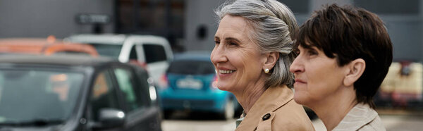 Две зрелые женщины ходят на работу в стильной одежде.